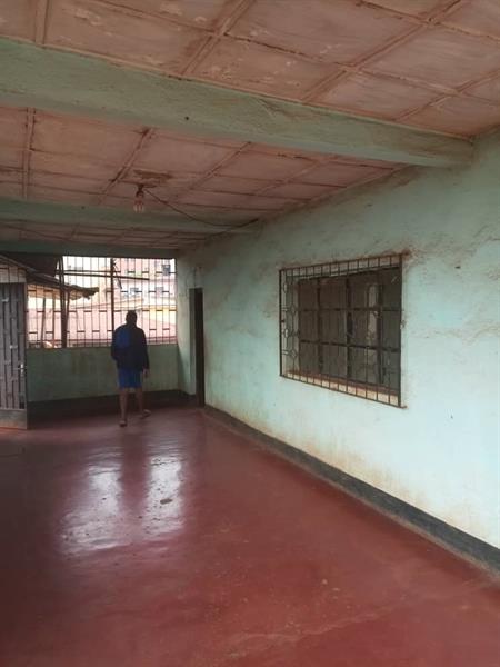 Immeuble À Louer À Bafoussam, Centre Ville - Espaces commerciaux et